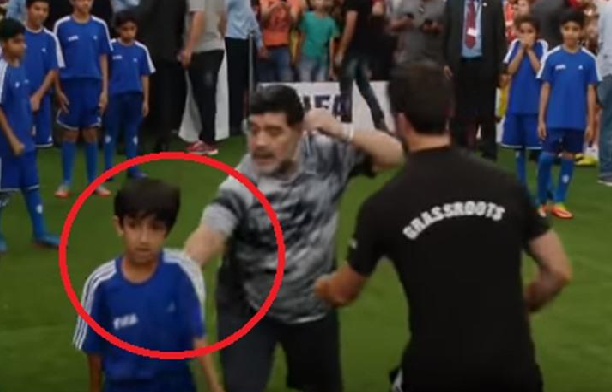 شاهد: ردة فعل مارادونا على طفل إماراتي أسقطه أرضاً!