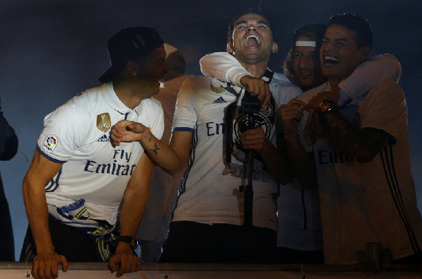 بالفيديو..لاعبو ريال مدريد يحتفلون بلقب الدوري الإسباني بإهانة بيكيه