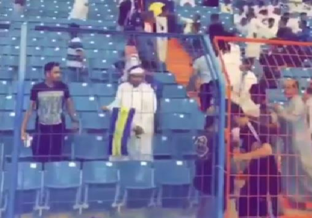 بالفيديو:فوضى عارمة في مدرجات ديربي الرياض بعد السماح لجماهير الهلال بالجلوس في مدرجات النصر