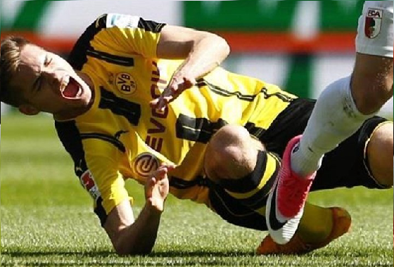 بالفيديو..لاعب دورتموند يتعرض لإصابة "مروعة" في كاحله
