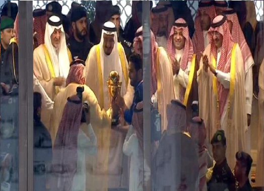 بالفيديو والصور: خادم الحرمين يتوج الهلال بطلا لكأس الملك