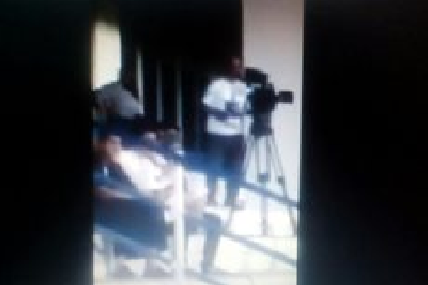 بالفيديو:غضب نصراوي .. من مصور القناة الرياضية لارتدائه تيشيرت الهلال أثناء نقل لقاء النصر والهلال
