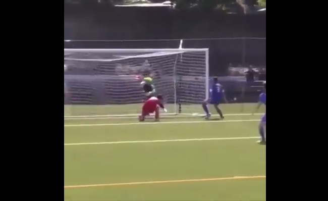 بالفيديو.. حارس يضرب لاعباً بقسوة بعد أن سجل هدفاً في مرماه!