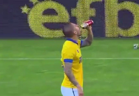 بالفيديو.. لاعب كرة قدم يحتسي "البيرة" أثناء المباراة