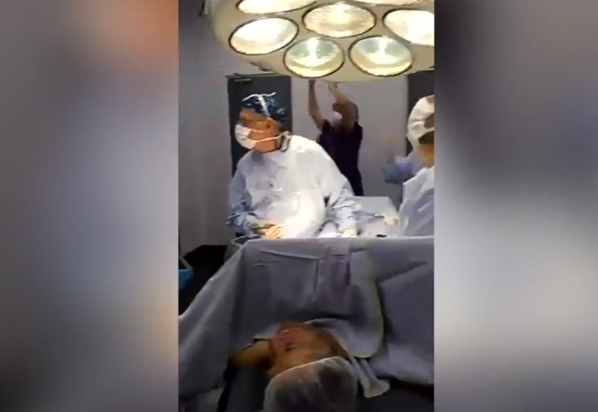 بالفيديو.. جراح يشاهد ركلات الترجيح بين البرتغال وتشيلي أثناء العملية!