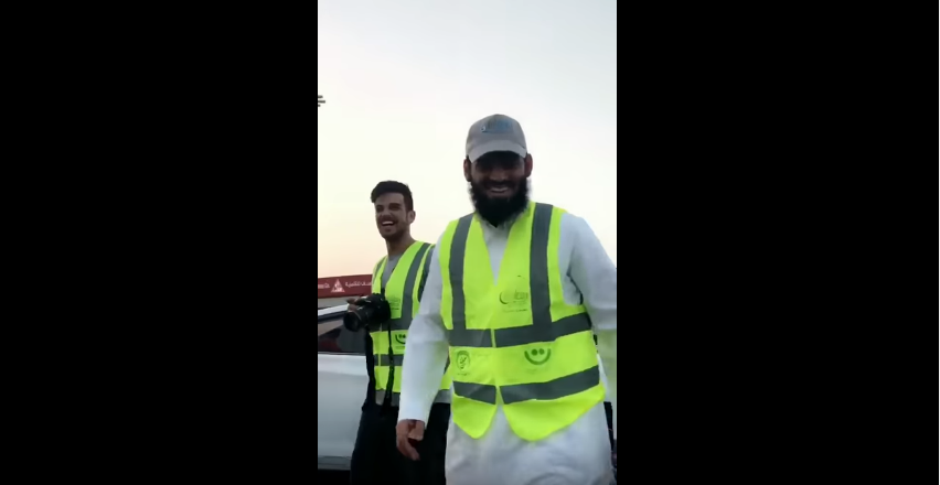 بالفيديو.. اللاعب سعد الحارثي يشارك في توزيع وجبات الإفطار بشوارع الرياض