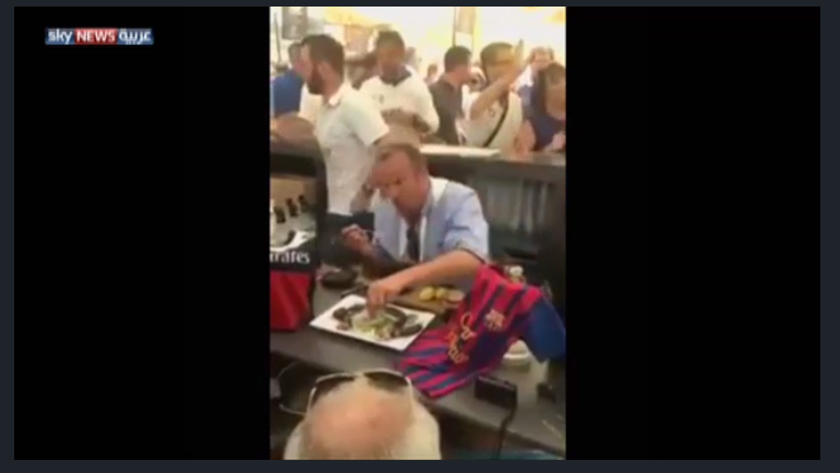 بالفيديو.. مسؤول فرنسي أكل فئرانا بسبب "ريمونتادا برشلونة"