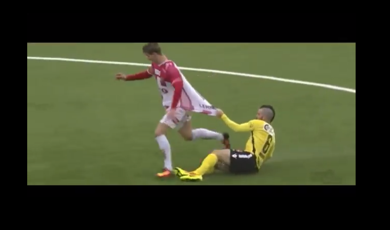 بالفيديو.. لاعب يعرقل منافسه بطريقة غريبة في الدوري النرويجي!