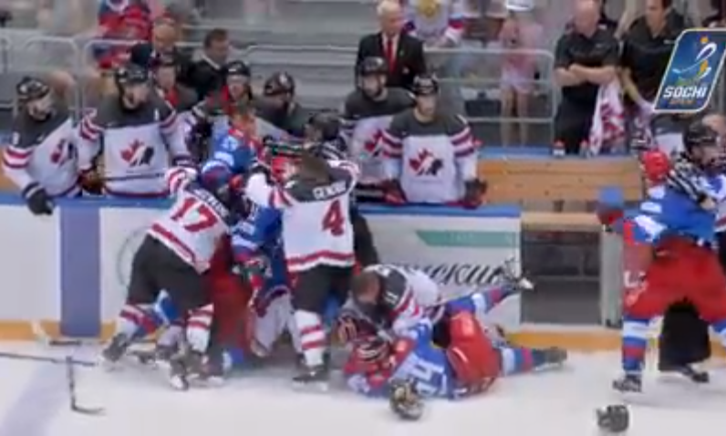 بالفيديو.. مشاجرة طاحنة على الجليد بين لاعبي روسيا وكندا
