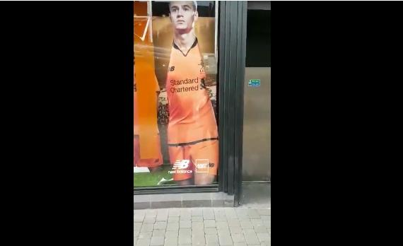 بالفيديو: متجر ليفربول يزيل صورة كوتينيو!