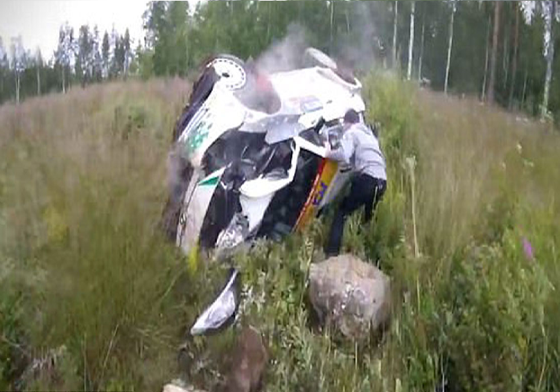 بالفيديو.. نجاة سائق في رالي فنلندا بعد تحطم سيارته على الصخور