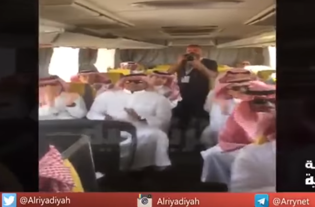 بالفيديو.. عدد من نجوم الكرة ⁧السعودية⁩ يستعيدون ذكريات آسيا_84⁩ في حافلة