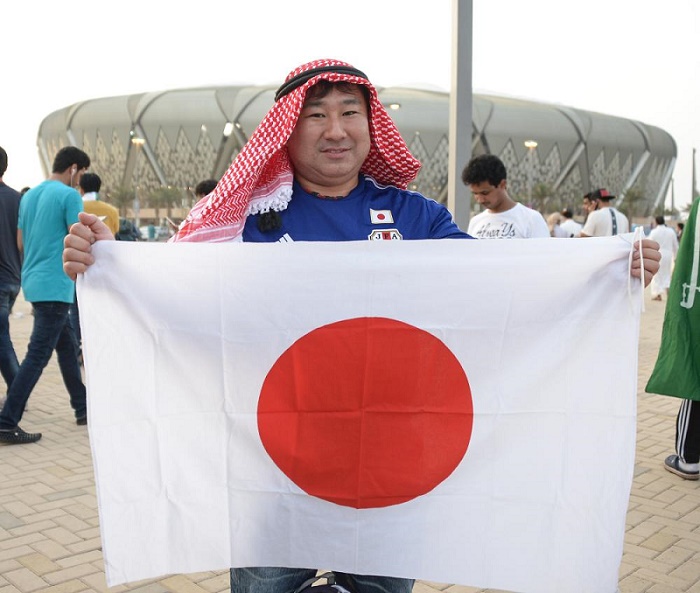 بالصور..اليابانيون يدعمون الساموراي بـ «الزي السعودي»