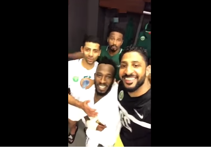بالفيديو.. لاعبين المنتخب يحتفلون بـ فهد المولد على طريقتهم بعد التأهل الى روسيا 2018