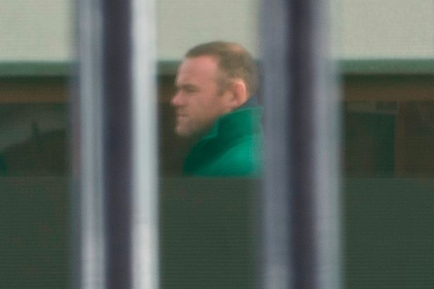 شاهد.. "روني" خلف القضبان لمدة 100 ساعة لقيادته تحت تأثير الكحول (صور)