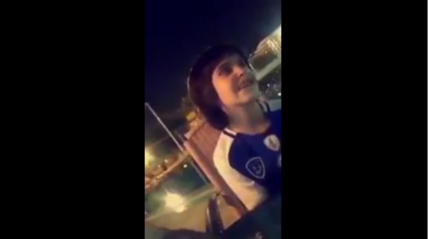 بالفيديو..شقيق عمر خريبين "حمزة" يشجع أهلي دبي
