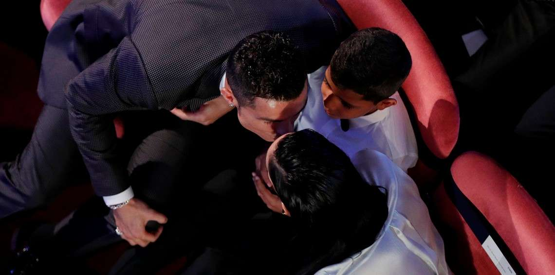 بالفيديو..كريستيانو رونالدو يوزع القبلات على صديقته ونجله في حفل توزيع جوائز الفيفا