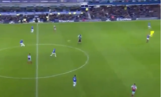 بالفيديو.. روني يسجل هدفاً خيالياً من قبل منتصف الملعب!