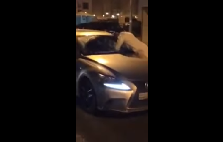 بالفيديو.. ملاكم كويتي يخطف فتاة بعد كسر زجاج سيارتها
