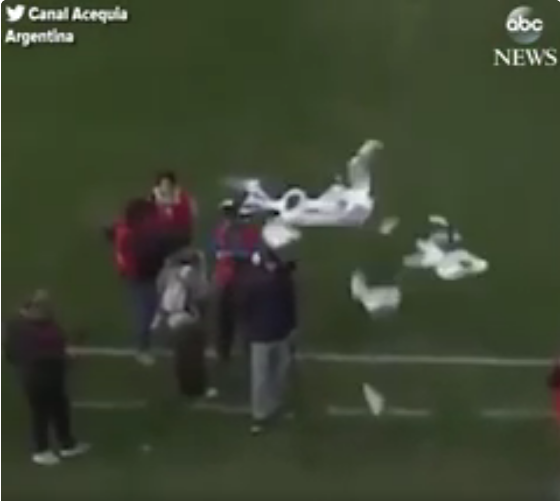 بالفيديو: شاهد مشجع يسقط طائرة تصوير بـ"لفة مناديل ورقية" في أحد الملاعب !