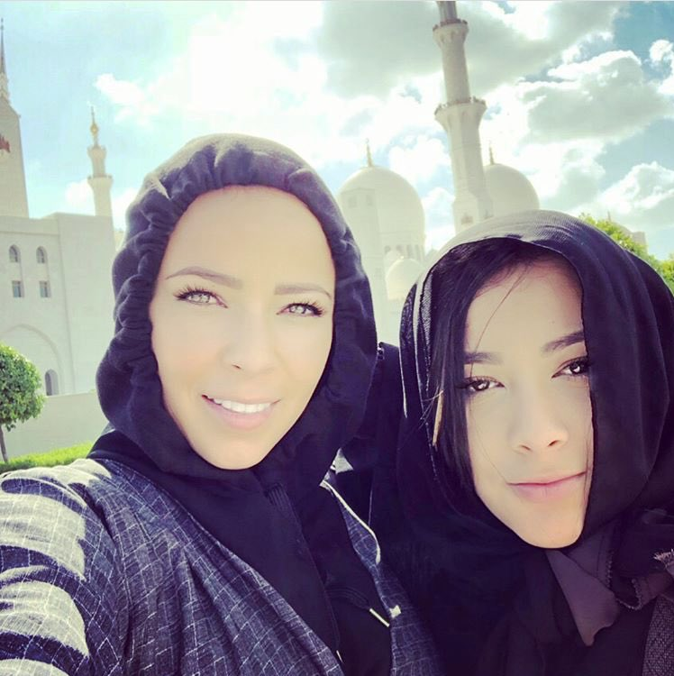 بالصور.. زوجات لاعبي ريال مدريد في مسجد الشيخ زايد
