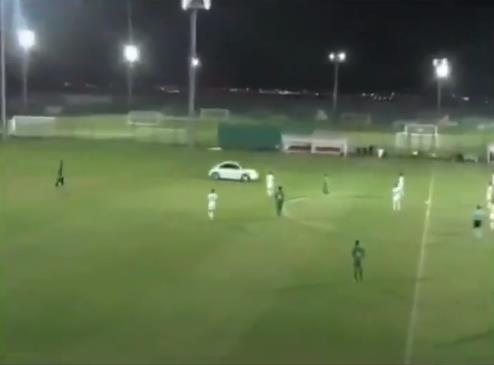 بالفيديو..في لقطة صادمة..مشجع يقتحم الملعب بسيارته في الإمارات