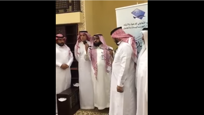 بالفيديو..لاعب برشلونة السابق يشهر إسلامه في أحد مساجد السعودية