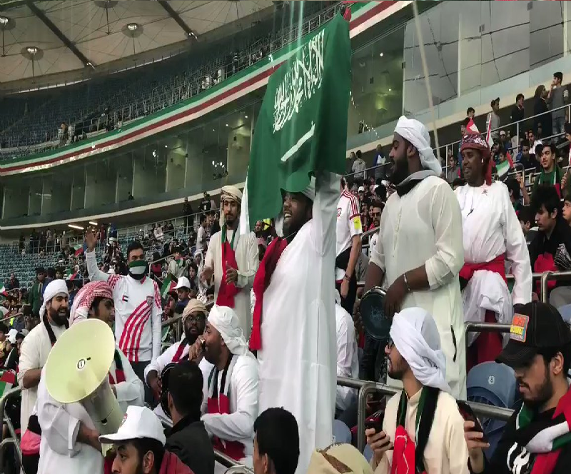 شاهد.. جماهير الإمارات تهتف وترفع العلم السعودي في كأس خليجي 23