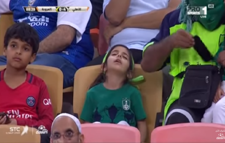 فيديو طريف لطفلة نائمة بمدرجات الجوهرة قبل أن تصحو على هدف الأهلي السادس!