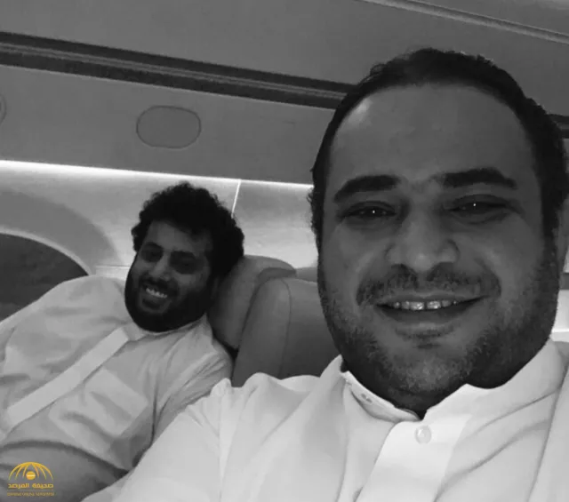 آل الشيخ ينشر أحدث صورة له مع القحطاني على متن طائرة.. والأخير يكشف عن الدولة المتوجهان لها!