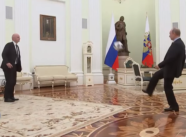 بالفيديو.. بوتين يستعرض مهاراته الكروية قبل 100 يوم من المونديال