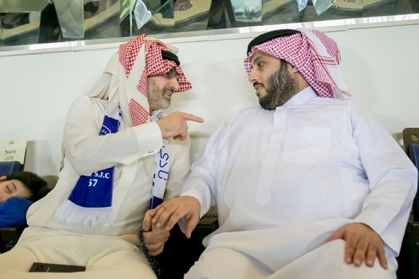 بالصور.. شاهد لحظة لقاء "آل الشيخ" مع الوليد بن طلال في مباراة الهلال والفتح