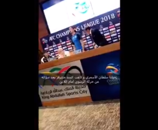 بالفيديو.. إعلامي سعودي يشتبك مع مهاجم السد في المؤتمر الصحفي