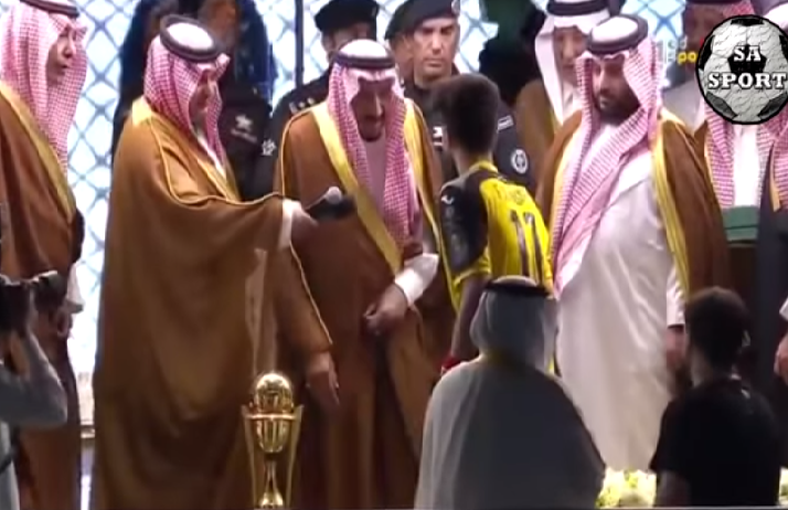 شاهد.. ماذا قال اللاعب الكويتي فهد الانصاري عندما التقى بالملك سلمان؟!