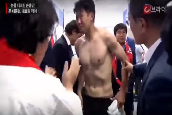بالفيديو.. لاعب كوريا الذي أخرج ألمانيا من المونديال يبكي أمام رئيس بلاده.. تعرّف على السبب!