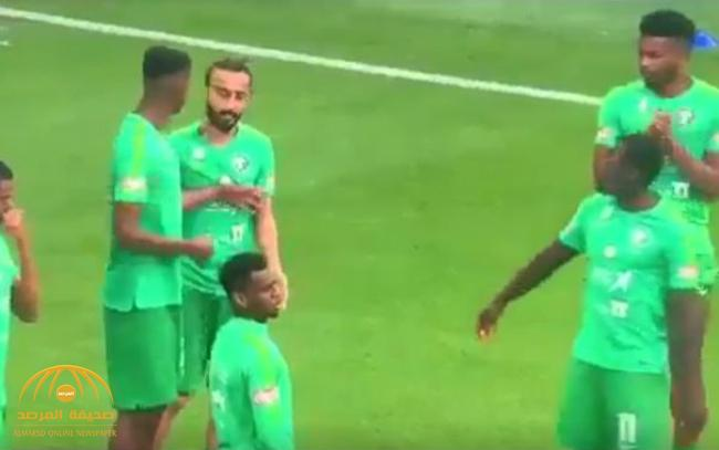 بالفيديو : اشتباك بالأيدي بين محمد كنو والسهلاوي قبل مباراة السعودية وألمانيا