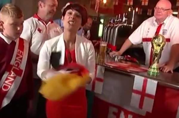 مراسلة بريطانية تغضب الألمان بفعل مثير للجدل على الهواء مباشرة (فيديو)