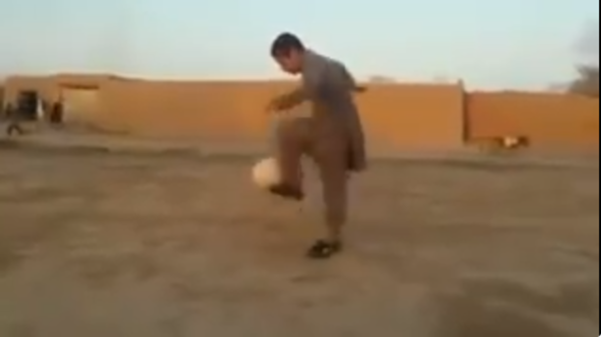 شاهد..طفل من بلوشستان ينافس ميسي ورونالدو في "حرفنة" كرة القدم-فيديو