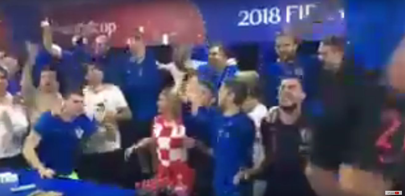 شاهد بالفيديو..رئيسة كرواتيا تحتفل مع لاعبي منتخب بلادها بـ"الرقص" في غرفة الملابس!
