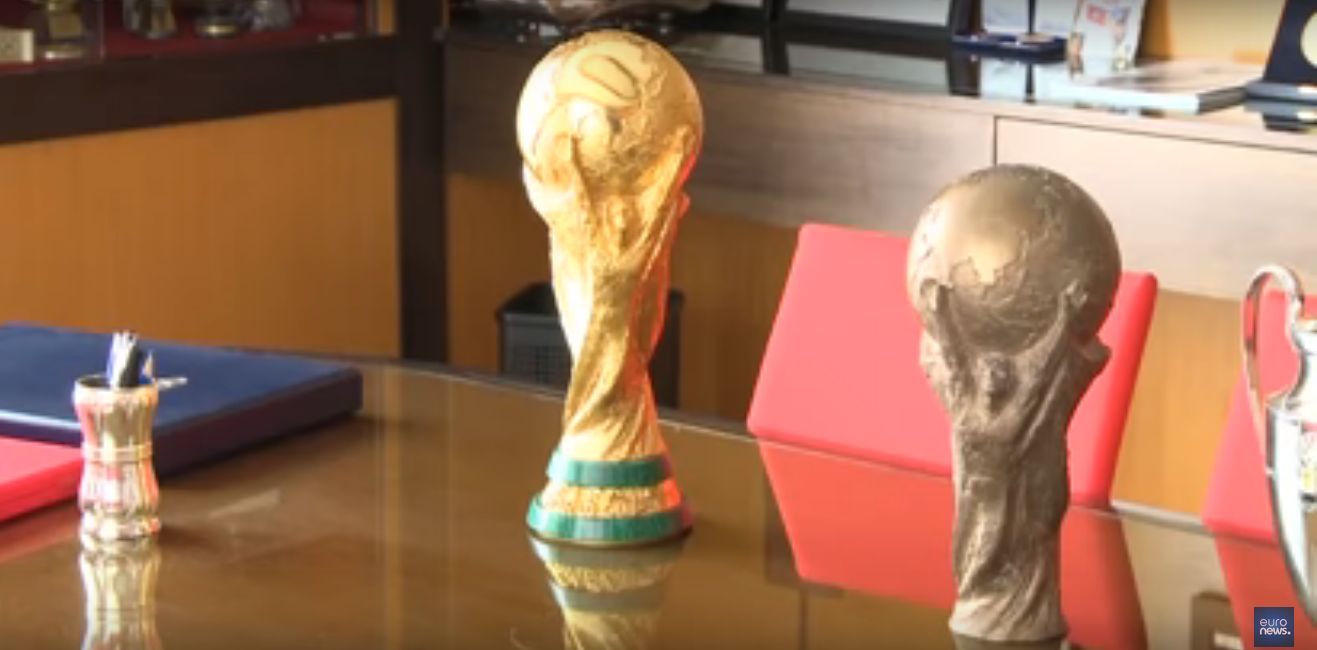بالفيديو.. حقائق مثيرة..كيف تُصنع "كأس العالم" وهل هي من الذهب الخالص؟