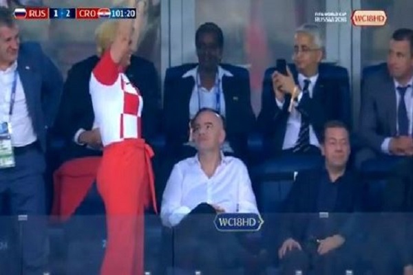 بالفيديو.. رئيسة كرواتيا تخطف الأنظار بجنونها وعفويتها في المدرجات