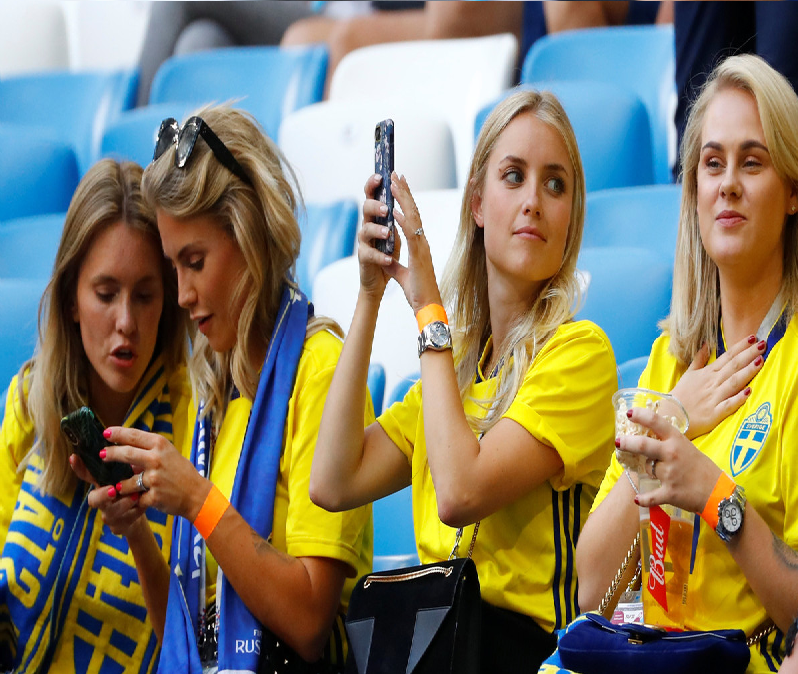 بالصور.. منافسة بين مشجعات إنجلترا والسويد في المدرجات