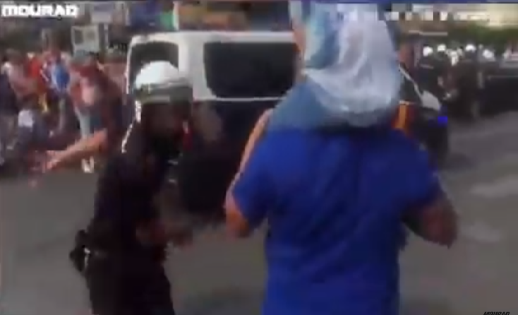 بالفيديو.. شرطي إسباني يضرب مشجعا إنجليزيا يحمل ابنه