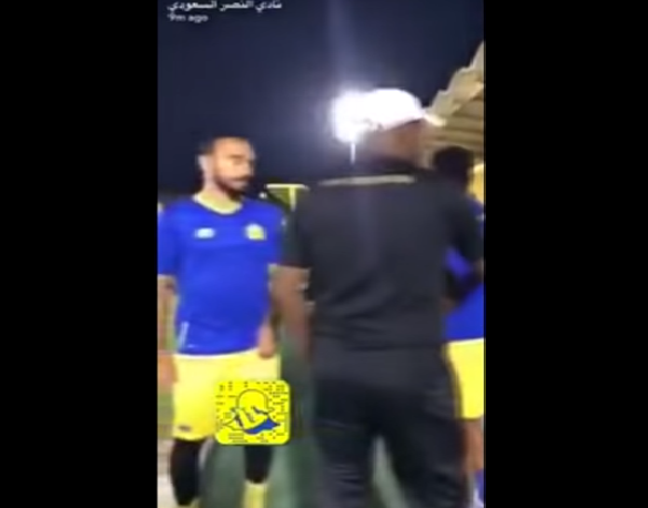 شاهد.. اللاعب المحترف أحمد موسى يتجاهل السلام على السهلاوي