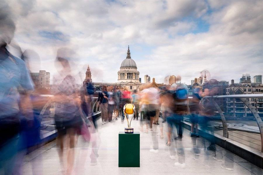 بالفيديو: البريطانيون مندهشون من كأس السوبر في شوارع لندن
