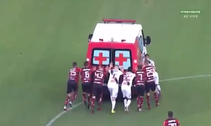 بالفيديو.. لاعبون أنقذوا سيارة إسعاف في الملعب