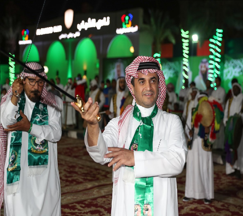 شاهد.. "خالد البلطان" يشارك في اداء العرضة السعودية احتفالاً باليوم الوطني