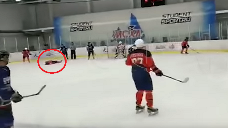 بالفيديو.. وفاة لاعب هوكي على الجليد أثناء المباراة