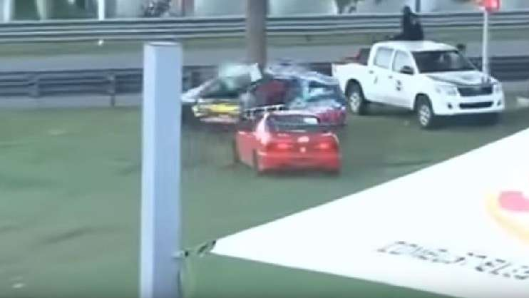 بالفيديو.. سائقة تنجو من الموت بأعجوبة بعد انشطار سيارتها إلى نصفين