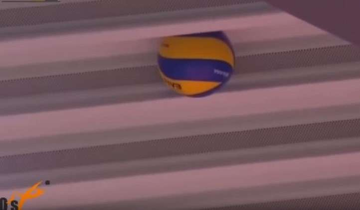 شاهد.. كرة تصطدم بوجه لاعبة تركية وتلتصق بسقف الصالة لشدة قوتها